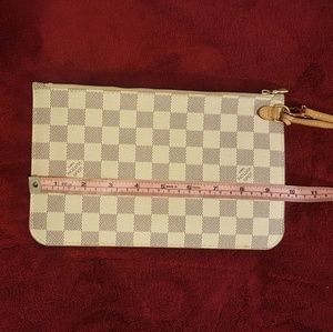Louis Vuitton neverfull pouch